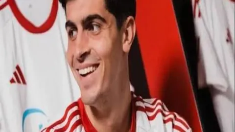 “甲状腺患者深情拥吻神秘女，浪漫求婚引发网友热议149”