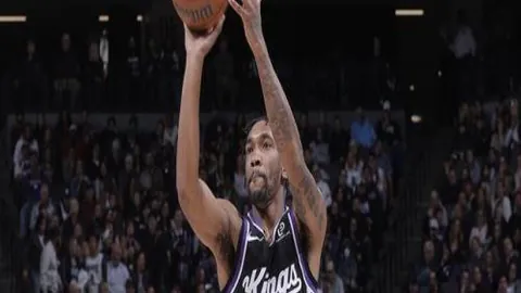 4月24日CBA季后赛：沪浙巅峰对决，王哲林成焦点